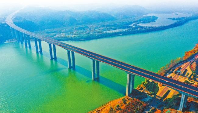 正在建设中的济源至洛阳西高速公路黄河特大桥，该高速公路将于2020年12月底建成通车。（聂冬晗张亚鹏摄）