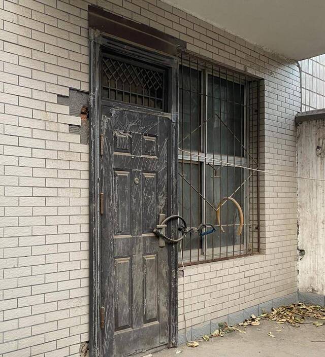 12月10日，魏某与郑某在富丽花园小区的房子大门紧锁。新京报记者乔迟摄