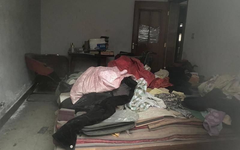 12月10日，魏某与郑某在富丽花园的家中，卧室床上堆满了旧衣物。新京报记者乔迟摄