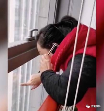 女子上班停车靠20楼同事指挥找车位!网友:她上面有人