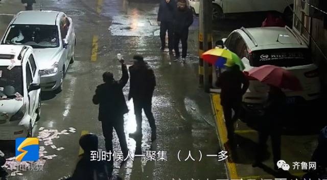 天上突然飘下“钞票雨”！男子手举输液瓶，冒雨守护