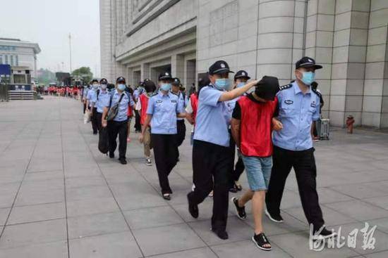 保定市公安局竞秀区分局民警在重庆押解犯罪嫌疑人。