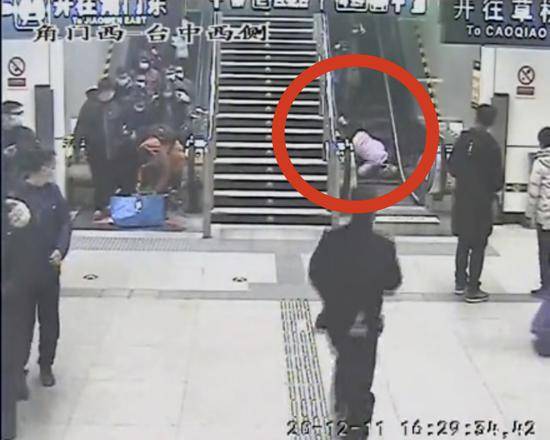 北京地铁10号线滚梯，女乘客一个倒栽葱摔下