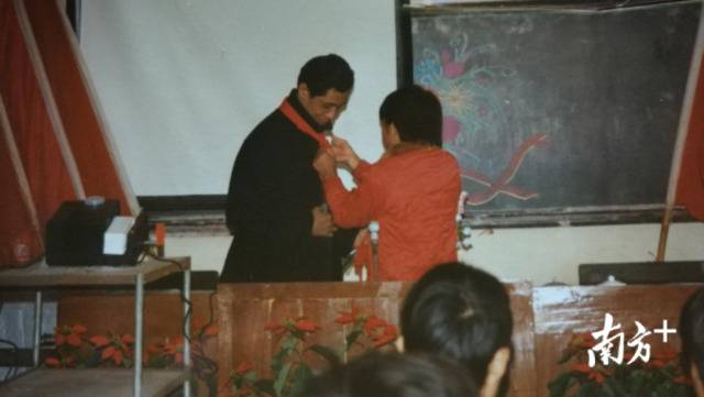1986年3月，钟南山到华附为一年一度的华附学生代表大会作主题报告。