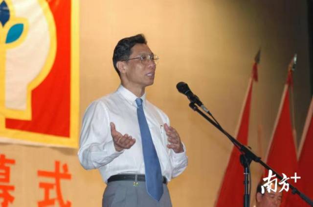 2004年5月，钟南山到华附参加广东省第19届青少年科技创新大赛开幕式，并发表讲话。