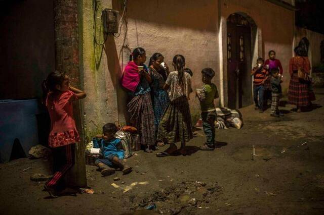 △孩子们在避难所忍受饥饿，以水充饥。（图片来源：《纽约时报》）