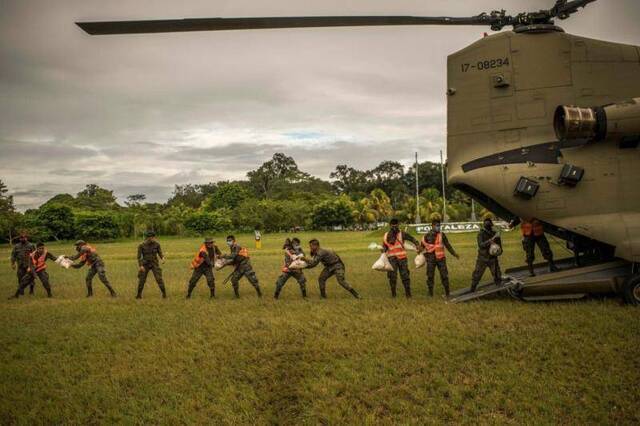 △一架美军直升飞机在危地马拉的村庄卸下救援食物。（图片来源：《纽约时报》）