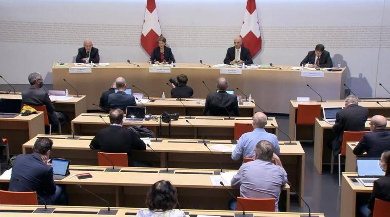 △瑞士联邦主席索马鲁加（左二）、内政部长贝尔塞（左三）、财政部长毛雷尔（左一）出席11日新闻发布会