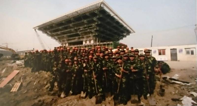 官兵参与中国馆建设。