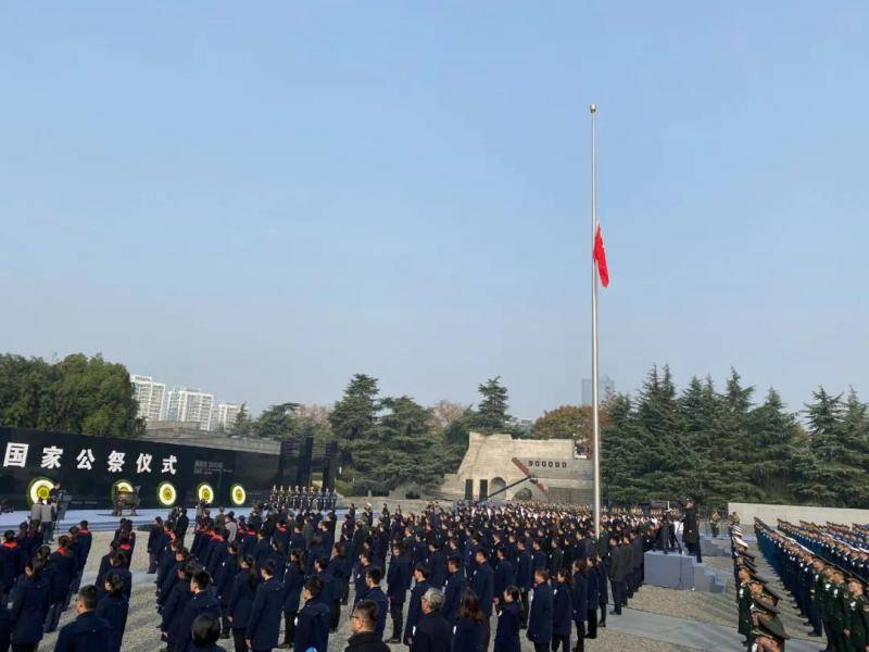 今天，我们共同祭奠同胞！