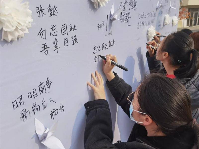 今天，我们共同祭奠同胞！