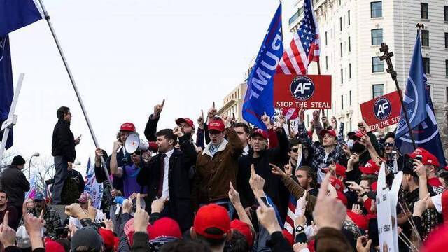 特朗普支持者又聚集华盛顿：数千人头戴红帽 暴力冲突中有人中枪
