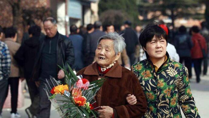 老人冬至祭扫不会用手机预约怎么办？上海将提供电话预约服务并开通绿色通道