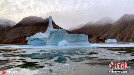 资料图：2019年，摄影师 Nicola Bayes在格陵兰岛东部进行了一次摄影探险，意外撞见一座冰山崩塌的震撼瞬间。图片来源：ICphoto