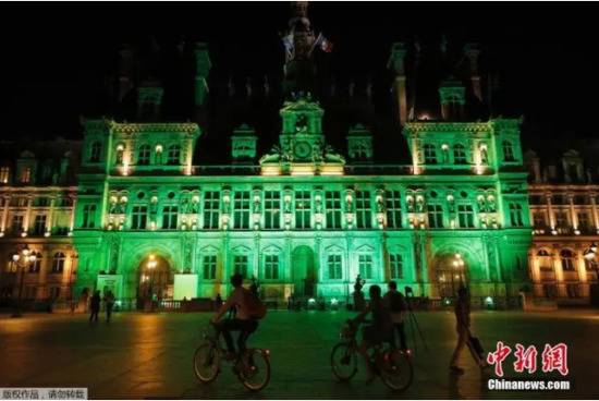 2017年6月1日，法国巴黎市政府当晚亮绿灯，抗议美国总统特朗普退出《巴黎协定》。