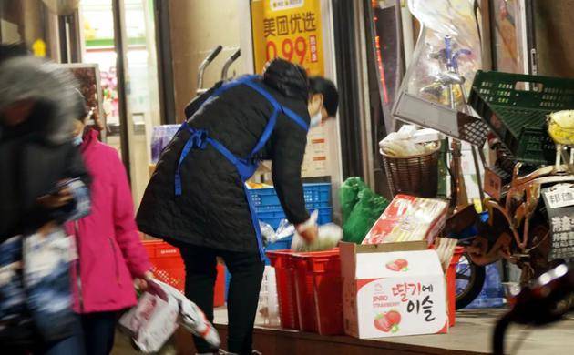 天津河西区，一社区团购团团长在清点商品。