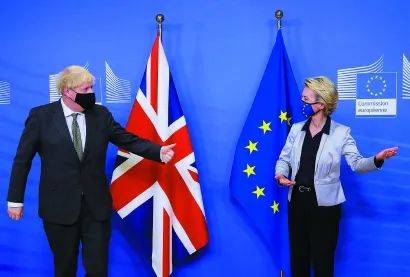 约翰逊（左）到访欧盟总部与冯德莱恩会谈。GJ图