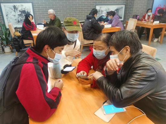北京师大附中学生帮助老人使用手机