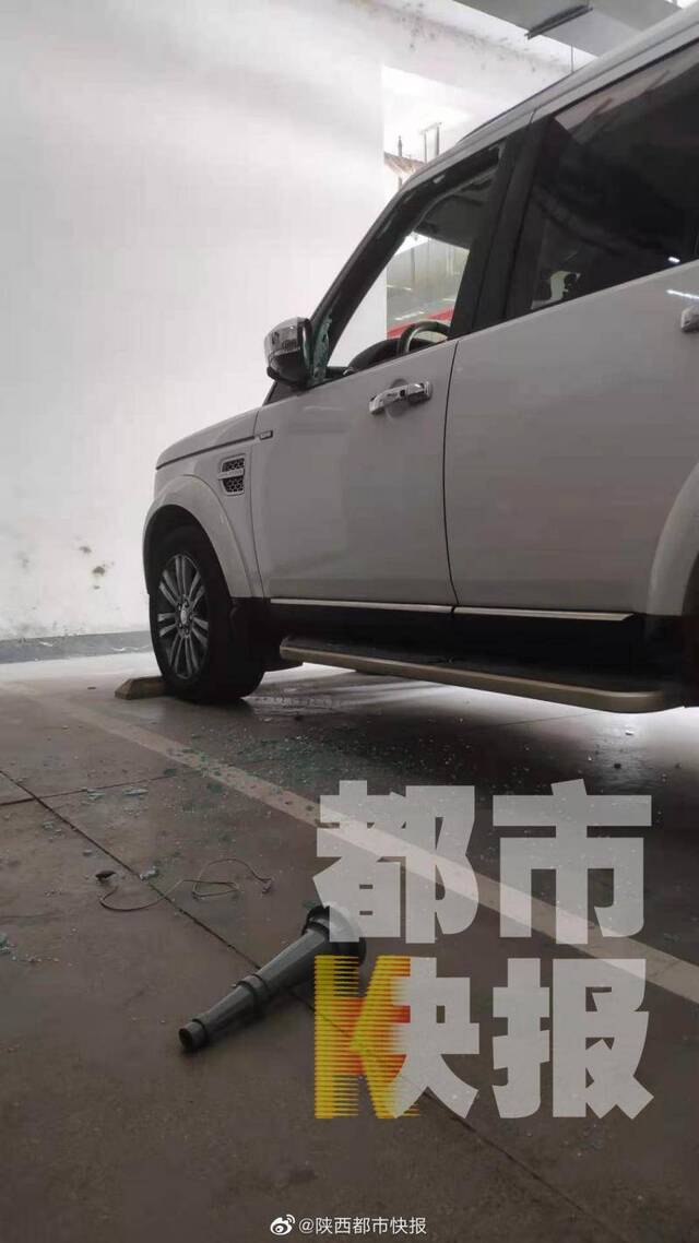 陕西：四男子西安一小区疯狂砸车14辆