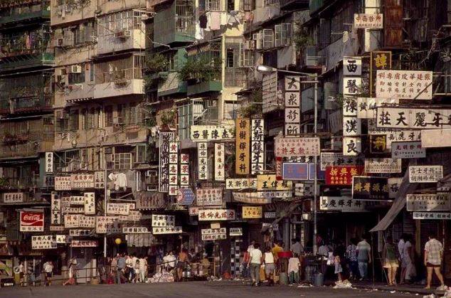 香港曾经的九龙城寨，被科幻迷视为赛博朋克文学的圣地。