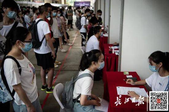  6月1日，2020夏季武汉市高校毕业生首场线下招聘活动在江汉大学举行，学生们有序应聘。记者任勇摄