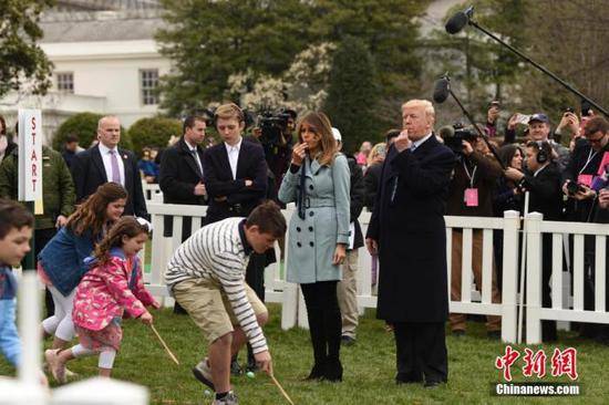 资料图：2018年4月2日，白宫举行一年一度的复活节滚彩蛋活动，特朗普携妻子、儿子等一同出席。中新社记者刁海洋摄
