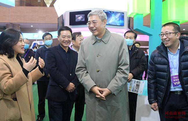 尹弘在参观启迪企业年展时强调 推动更多创新型企业落户河南
