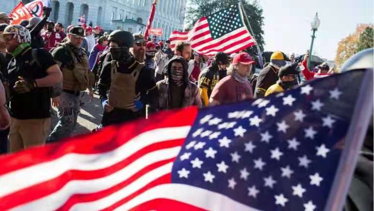 美国华盛顿“百万大游行”演变为流血事件 激进分子暴力倾向愈加凸显