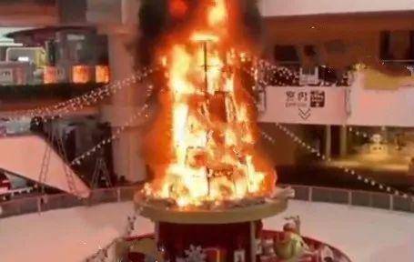 上海长风大悦城，圣诞树烧成火炬！起火原因是…