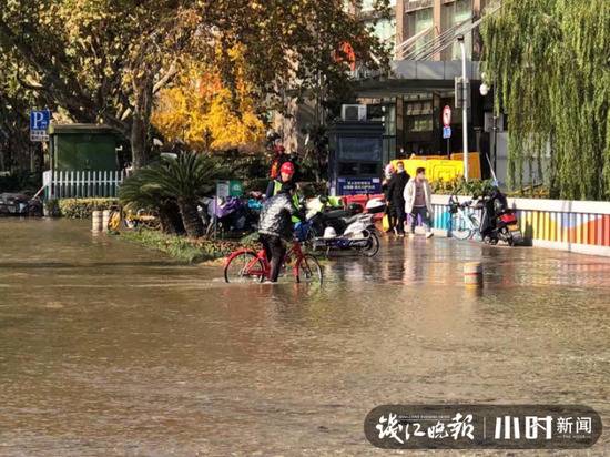 杭州东新路文晖路口一水管爆裂 路面一片汪洋 引发大堵车