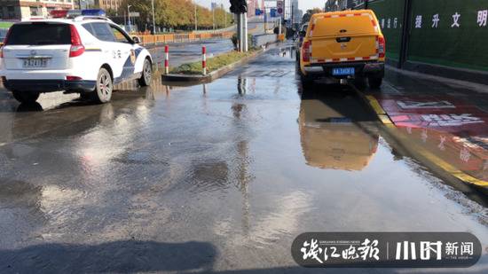 杭州东新路文晖路口一水管爆裂 路面一片汪洋 引发大堵车