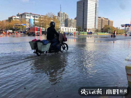 杭州东新路文晖路口一水管爆裂 路面一片汪洋 引发大堵车