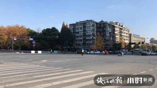 杭州东新路文晖路口一水管爆裂 路面一片汪洋 引发大堵车