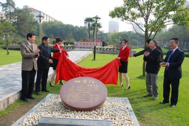 地大故事系列  四重门：见证一所大学四次优雅转身