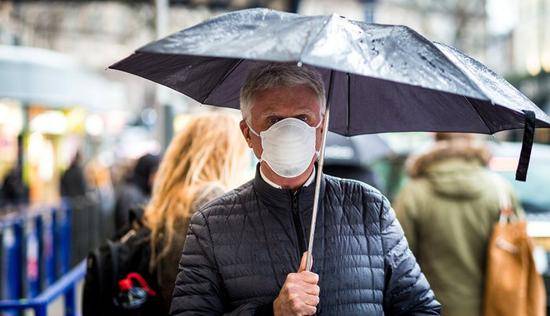 资料图：戴口罩防疫的美国民众。（GETTY IMAGES）