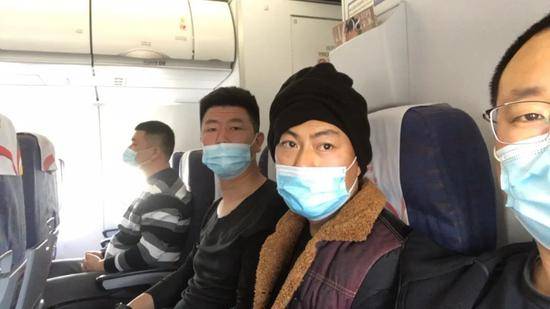 大庆市公安局追逃刑警将杨通（左三）由河南押解回黑龙江途中。受访者供图