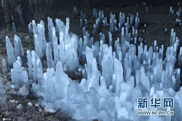 当地时间12月15日，韩国京畿道，一个废弃隧道内的地面上出现了冰柱。（图片来源：东方IC）
