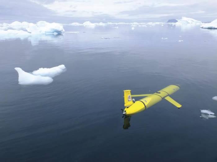 巨大的冰山A-68a很可能会撞击南乔治亚岛英国派出水下滑翔机器人勘探