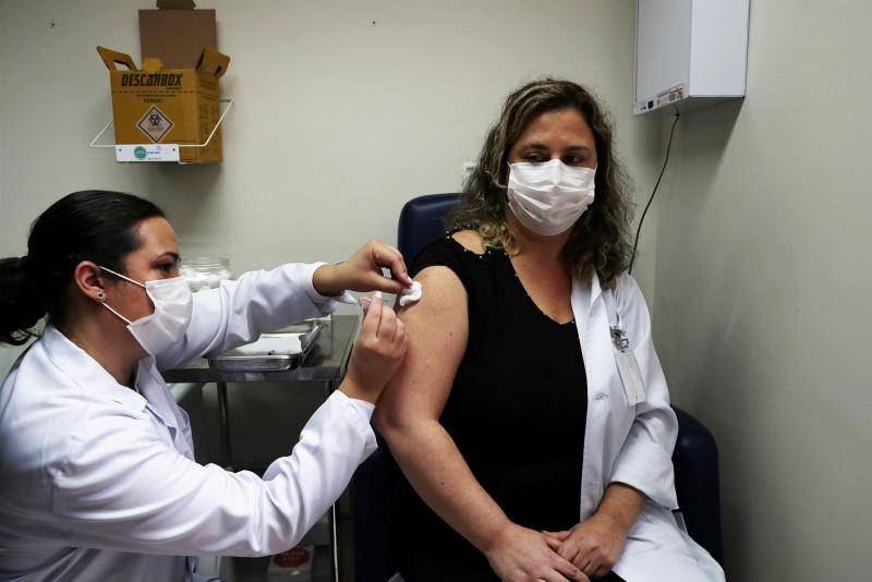 巴西的一名志愿者进行疫苗测试。（图源：路透社）