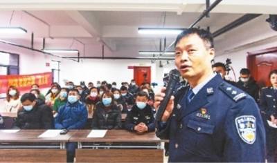 民警钱军在防骗小课堂上与居民在一起。通讯员罗维舟摄