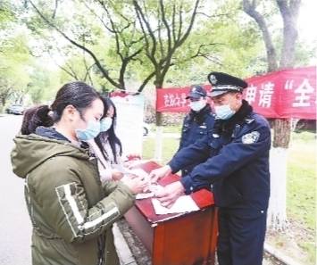 武汉警方为大学生留汉就业创业当好“店小二”