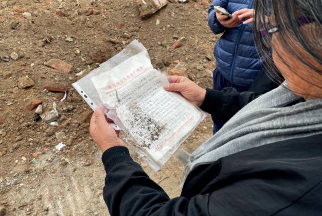 付广荣在废墟中找到一封女犯写给儿子的信。摄影/《财经》记者刘经宇