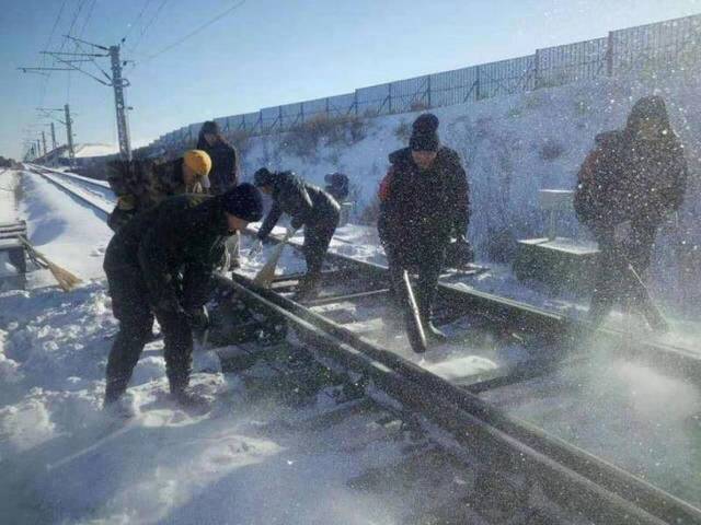 国家能源集团大雁公司（神宝能源）迎风战雪保供应