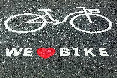 自行车道上的标识：“我们爱自行车”。
