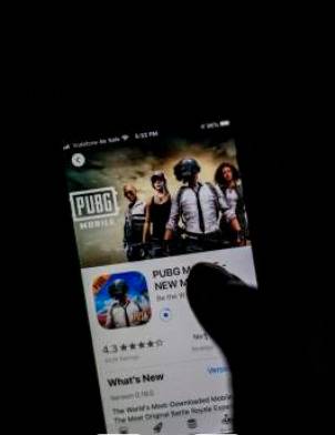 当地时间2020年9月2日，印度新德里，一名男子在iPhone的应用商店中点击腾讯旗下的“PUBG Mobile”游戏。视觉中国图