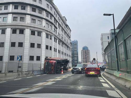 今早广州人民路高架桥货车翻车！大半车身翻出路外