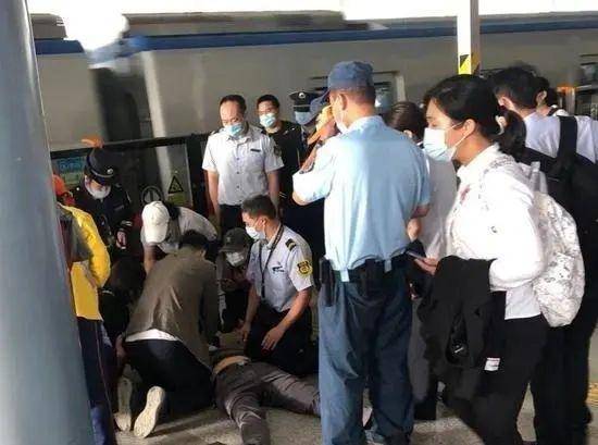 北京一男子倒下后，抢救无效死亡。/@急诊夜鹰