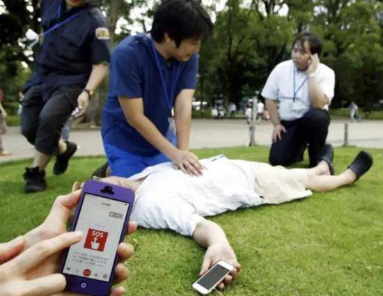 在日本，有一款可监测附近是否有心脏骤停患者的软件。/《日本时报》截图