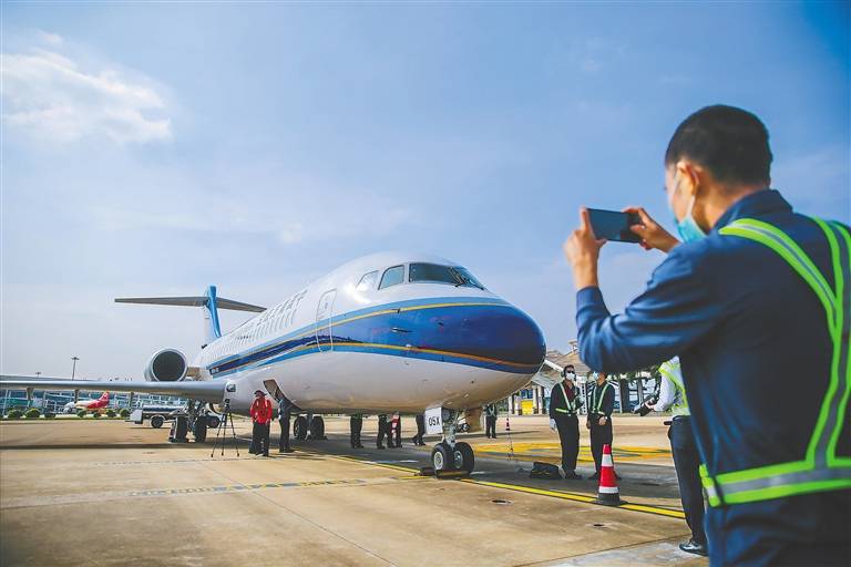 中国南方航空集团有限公司以融资租赁的方式引进的国产ARJ21飞机。海南日报记者张茂摄