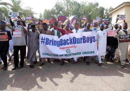 尼日利亚三百多名遭极端组织绑架学生获救 将与总统见面